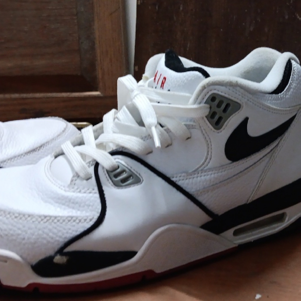 Nike White and Black Sneakers